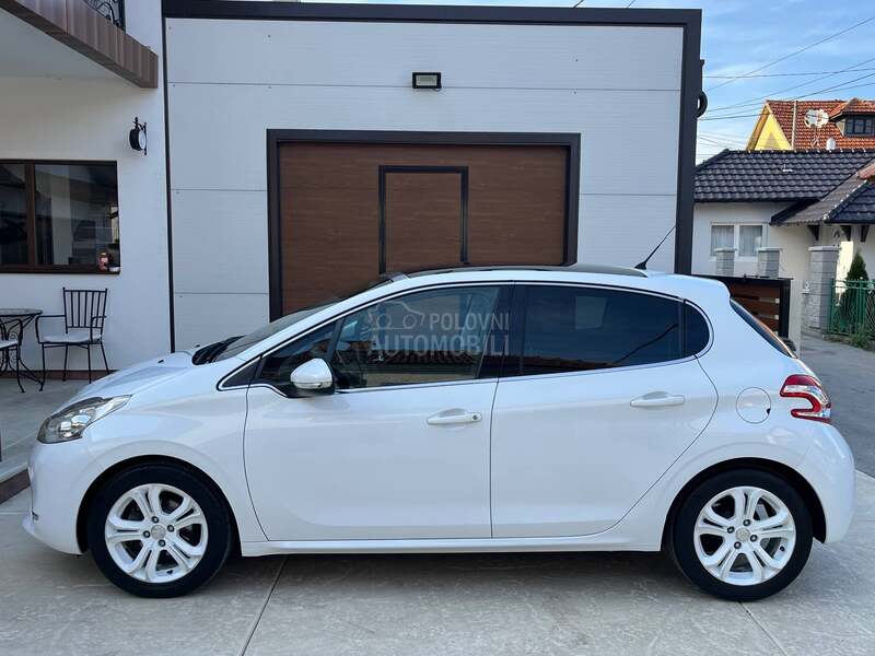 Peugeot 208 1.2 /PANO//FABRIKA/
