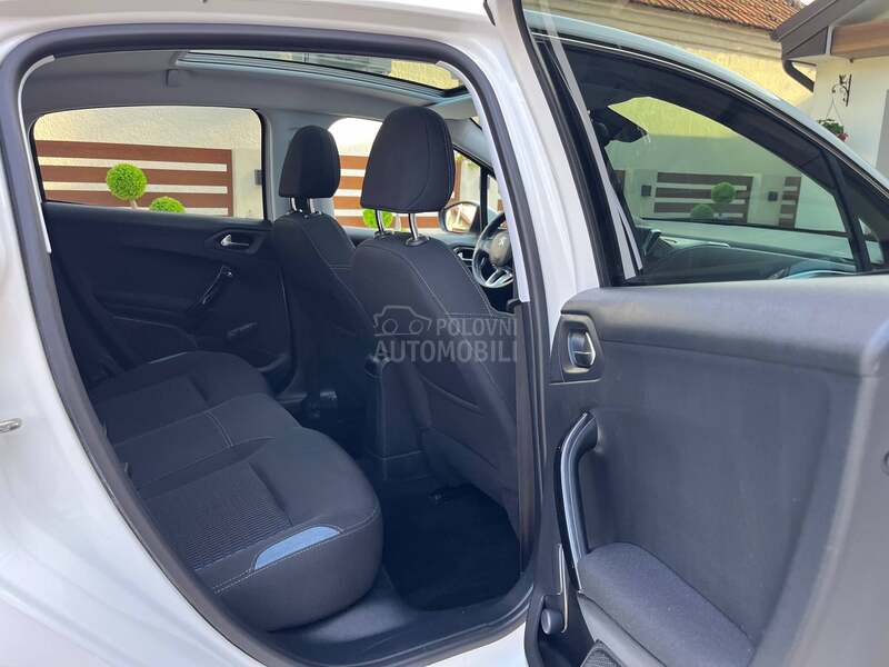 Peugeot 208 1.2 /PANO//FABRIKA/