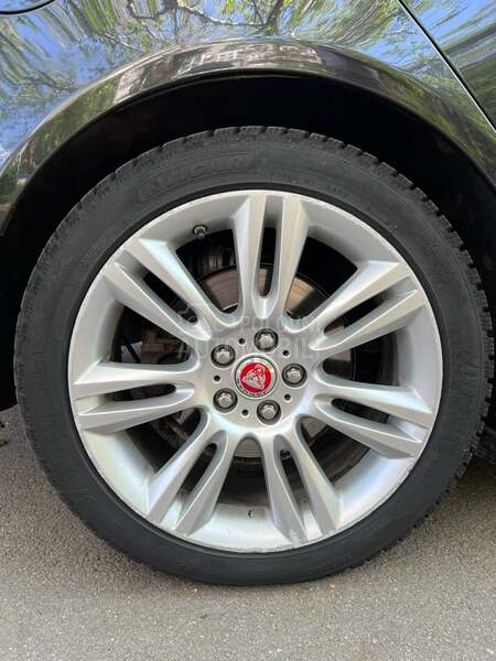 Jaguar XE 