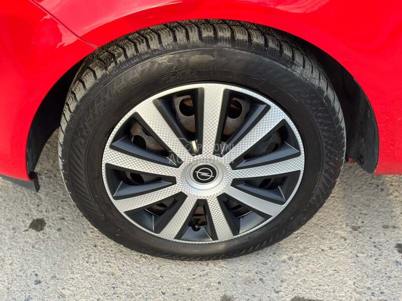 Opel Corsa D 1.4  SPORT CH