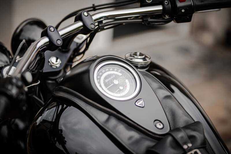 Triumph thunderbird