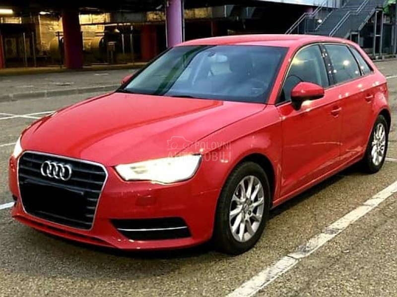 Retrovizor desni crveni