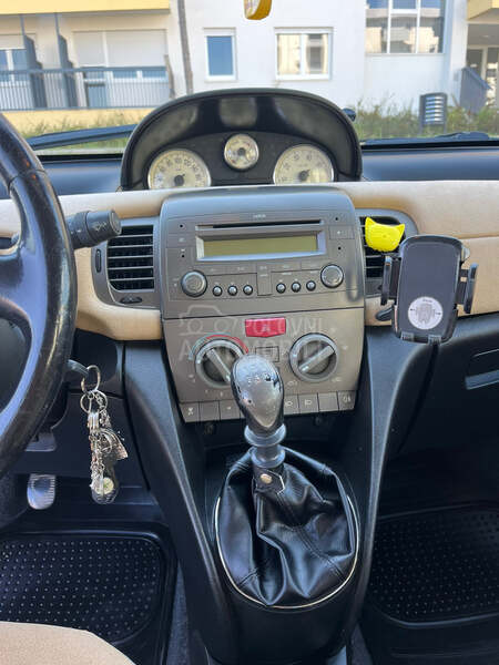 Lancia Ypsilon 