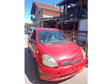 Toyota Yaris 2001. god. -  kompletan auto u delovima
