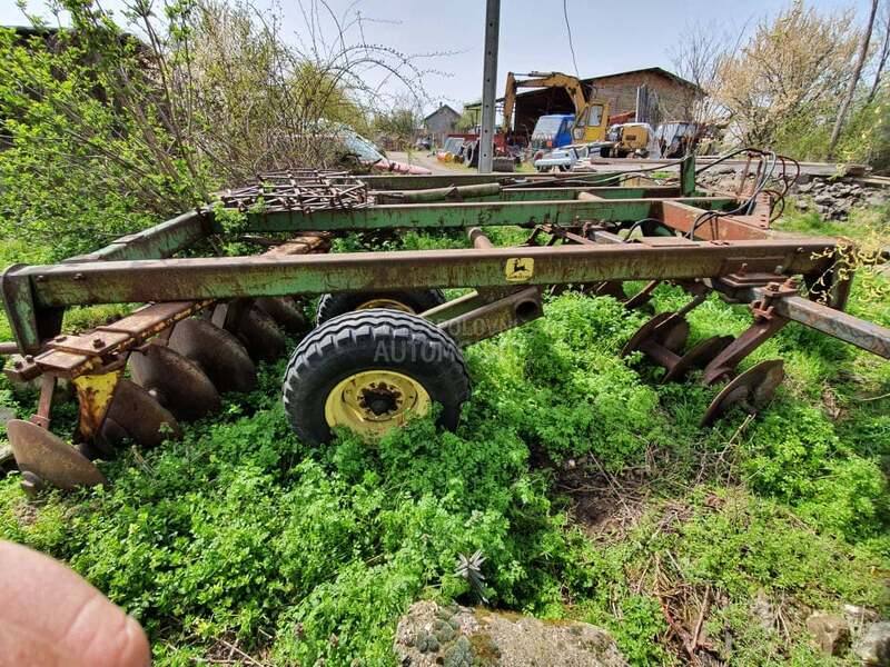 John Deere tanjirač