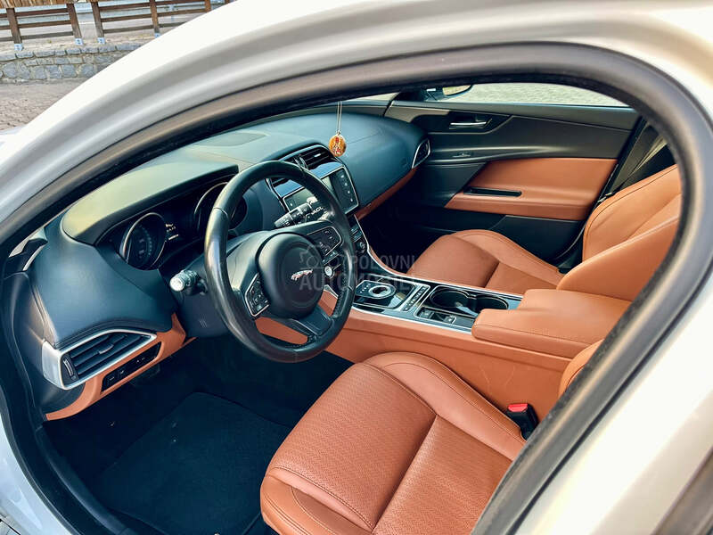 Jaguar XE 