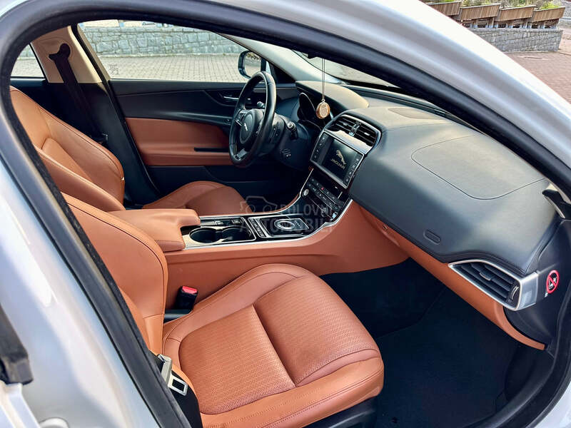 Jaguar XE 