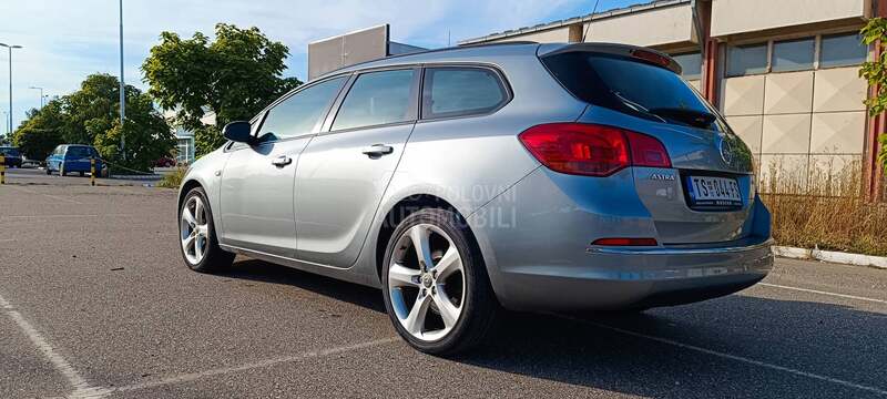 Opel Astra J sports tourer
