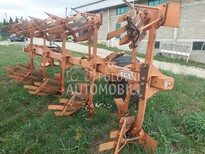 Case IH PLUGOVI 4 PLUS1 