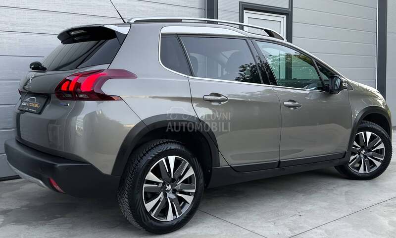 Peugeot 2008 PANO