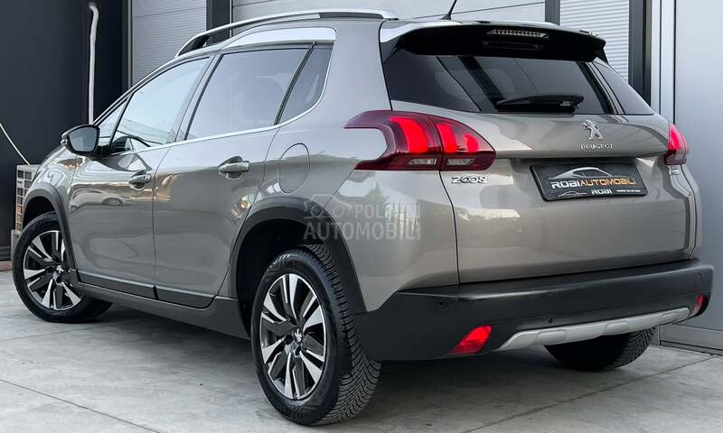 Peugeot 2008 PANO