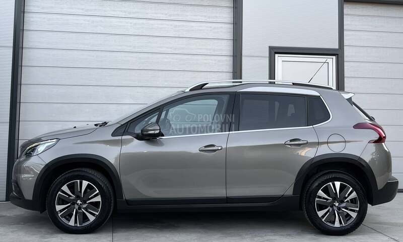 Peugeot 2008 PANO