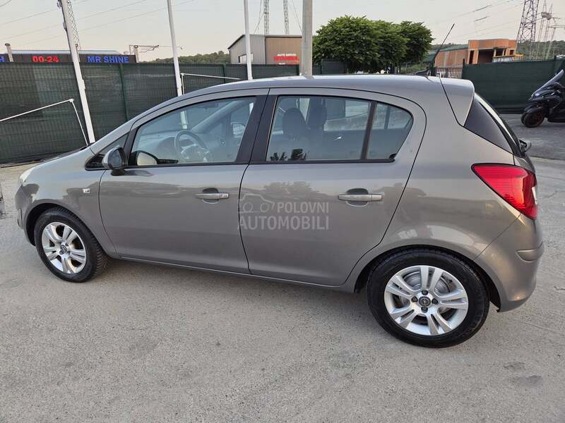 Opel Corsa D BUKVALNO NOVA