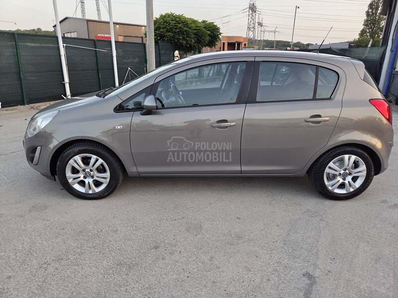 Opel Corsa D BUKVALNO NOVA