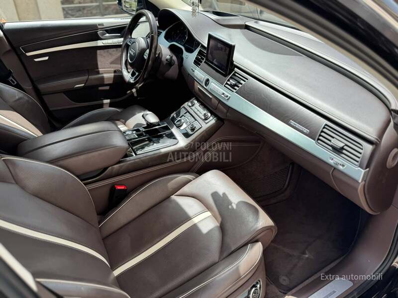 Audi A8 quattro/matrix