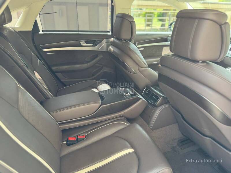 Audi A8 quattro/matrix