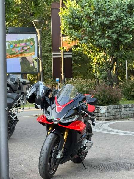 Aprilia rsv4 factory