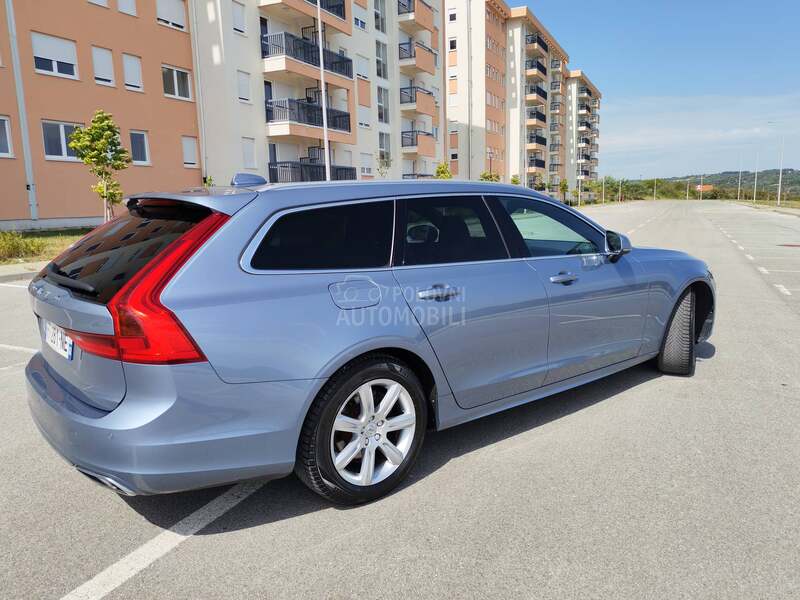 Volvo V90 MOMENTUM