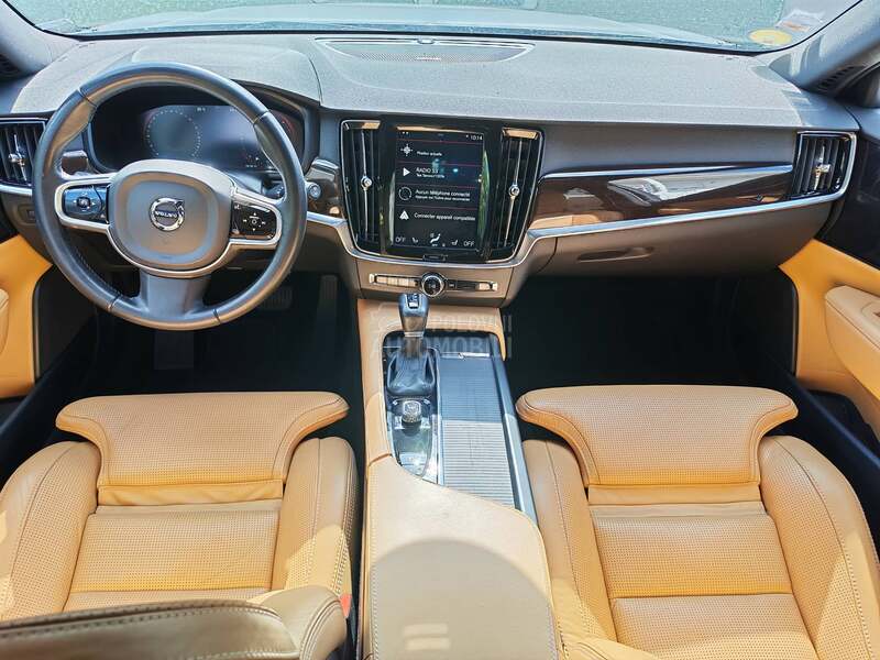 Volvo V90 MOMENTUM