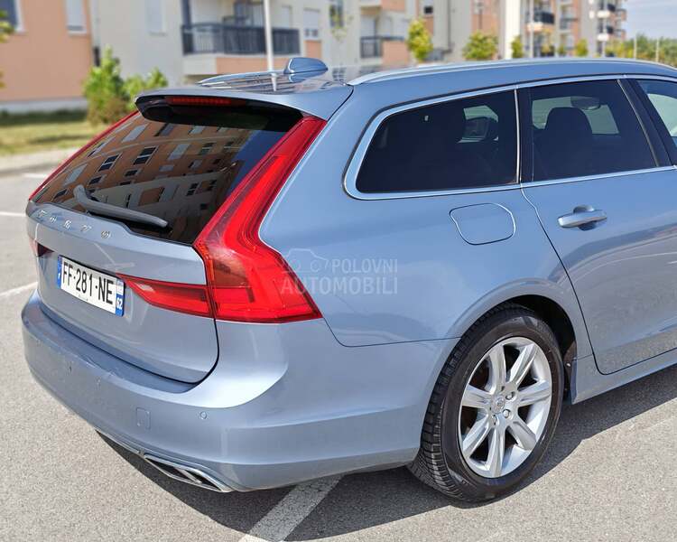 Volvo V90 MOMENTUM