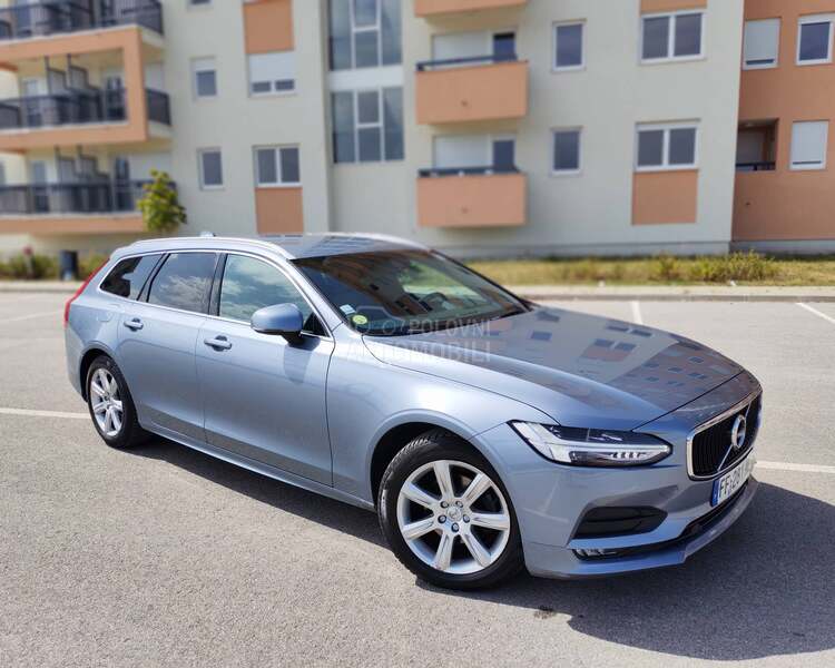 Volvo V90 MOMENTUM