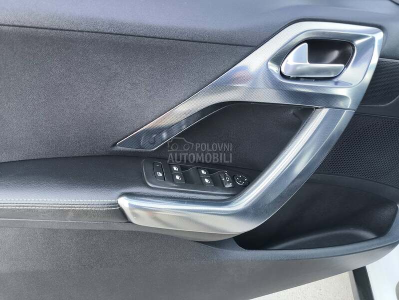 Peugeot 2008 1.2 FELINE TITANE