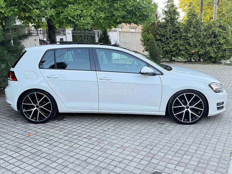 Volkswagen Golf 7 R LINE/DSG/PANO/2.0