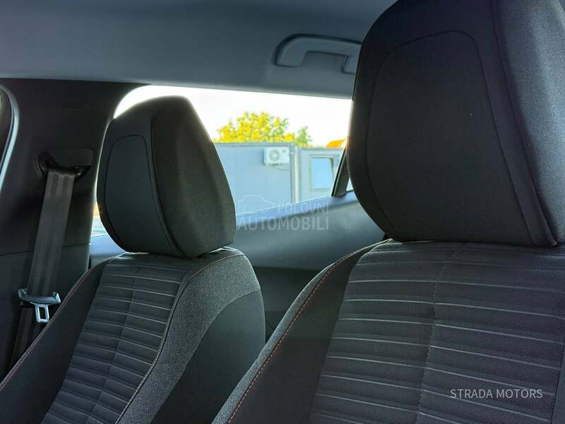 Peugeot 2008 1.2 PT NAVY