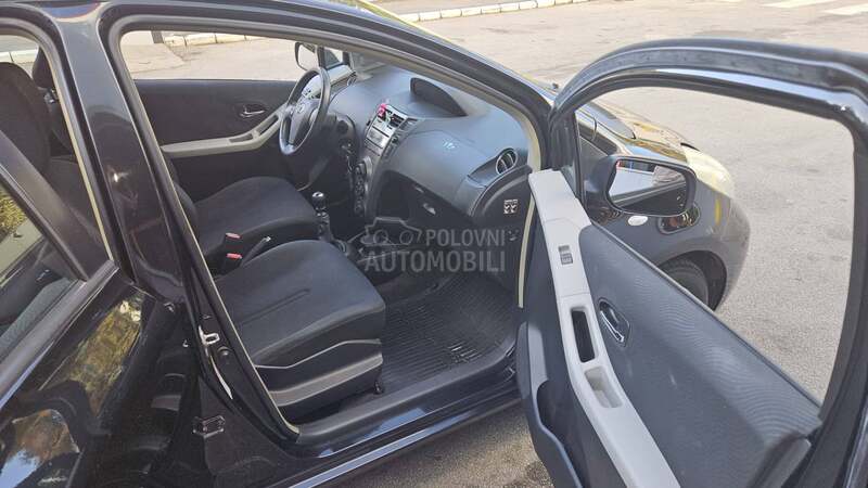 Toyota Yaris 1.3b, 2010. god.