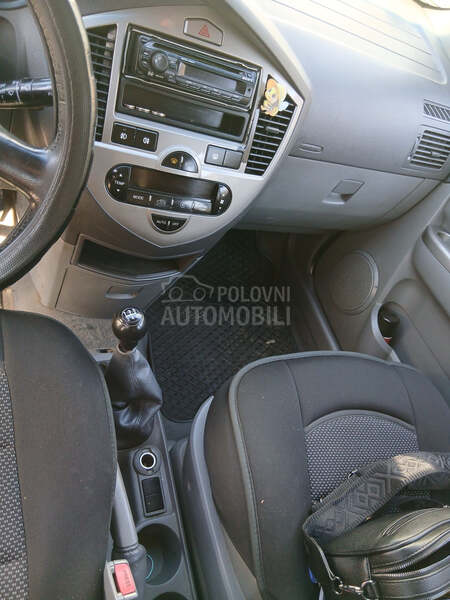 Kia Carens LX2.0