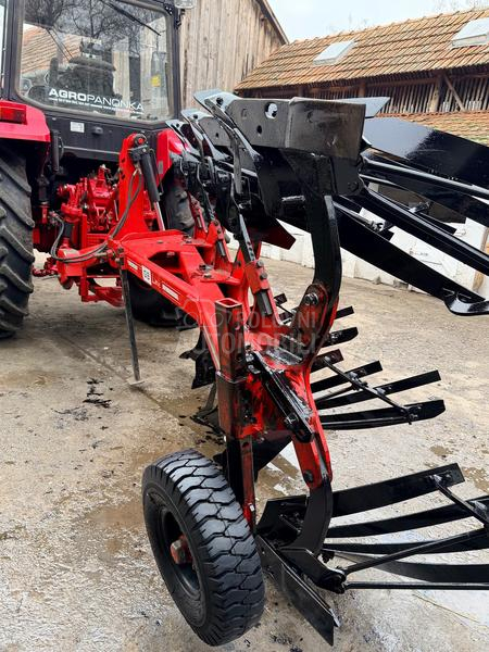 Gregoire Besson Trobrazni plug