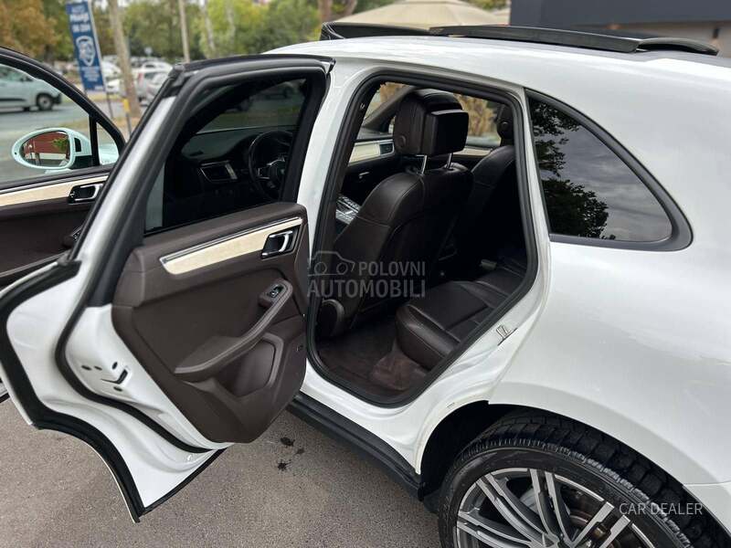 Porsche Macan S/pano