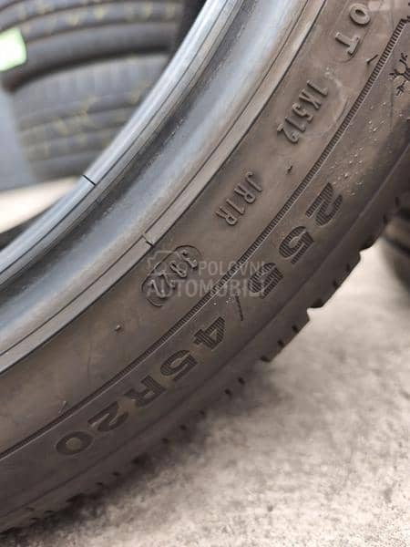 Dunlop 255/45 R20 Zimska