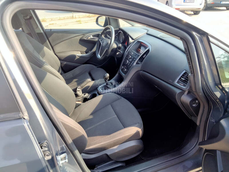 Opel Astra J sports tourer