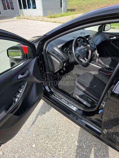 Ford Focus Sport Black Red St