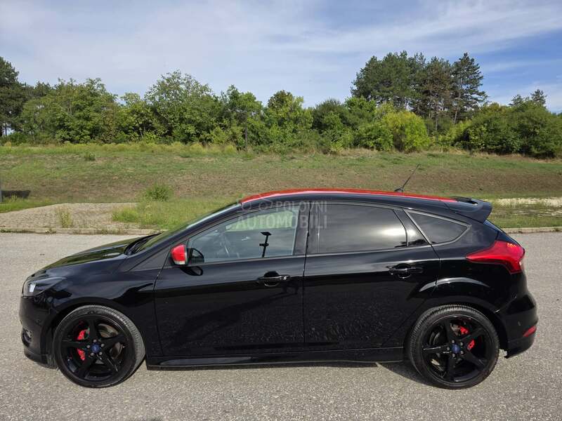 Ford Focus Sport Black Red St