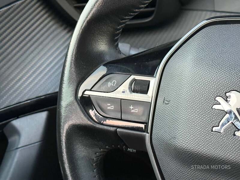 Peugeot 2008 1.2 PT NAVY Opiis
