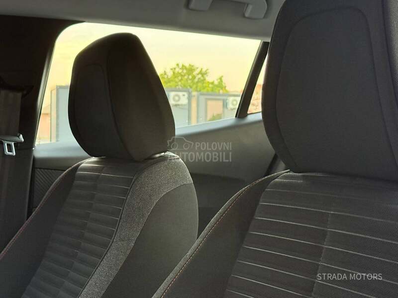 Peugeot 2008 1.2 PT NAVY Opiis