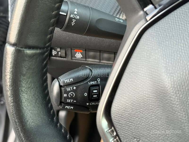 Peugeot 2008 1.2 PT NAVY Opiis