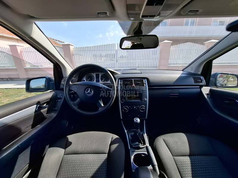 Mercedes Benz B 180 