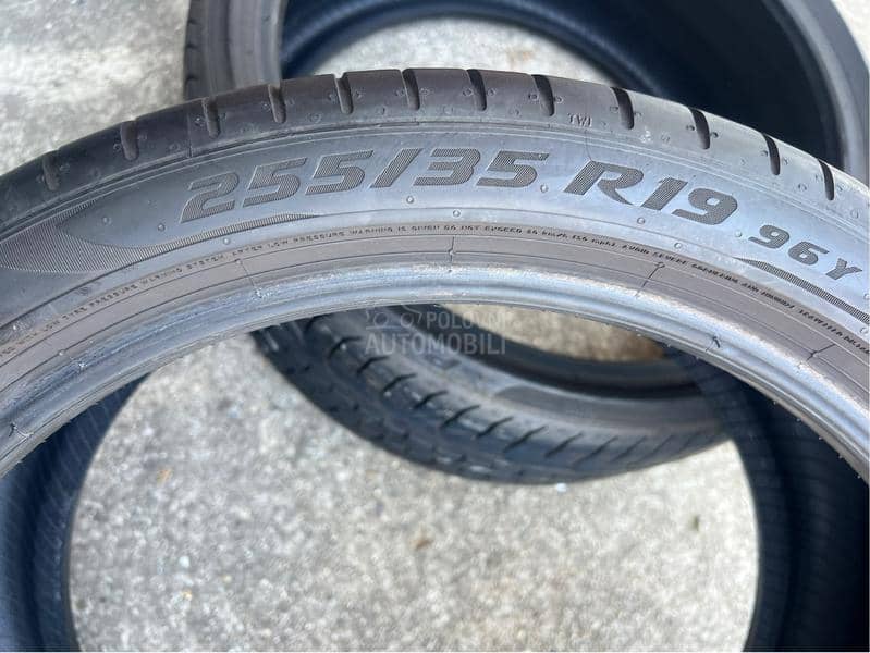 Pirelli 255/35 R19 Letnja