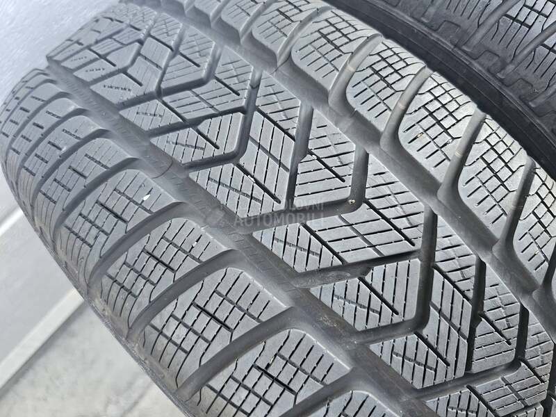 Pirelli 235/65 R17 Zimska
