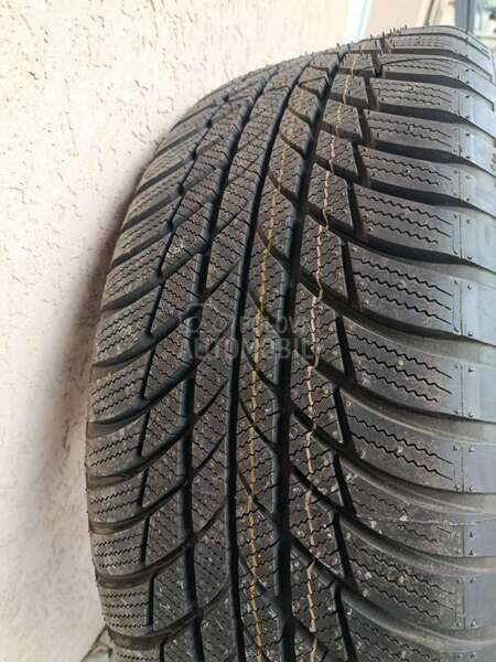 Bridgestone 215/55 R17 Zimska