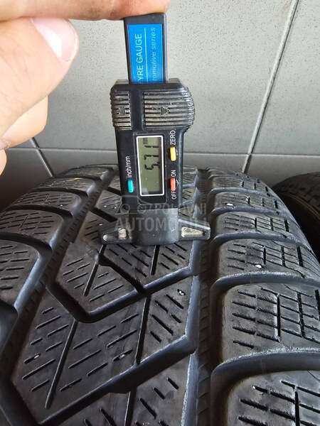 Pirelli 235/65 R17 Zimska