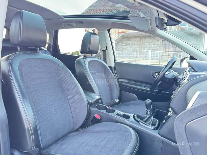 Nissan Qashqai + 2 360 KAMERA NAV. PAN0