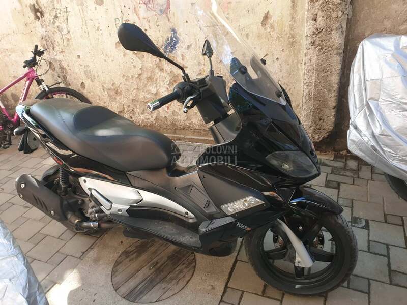 Aprilia sr max 300