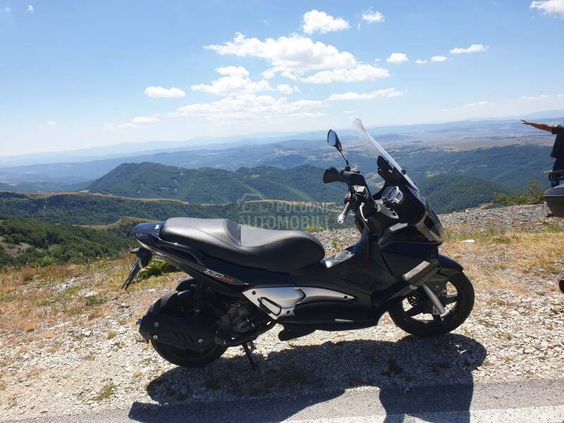 Aprilia sr max 300