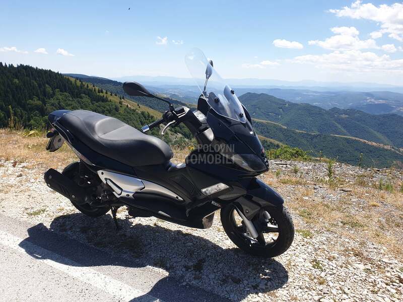 Aprilia sr max 300
