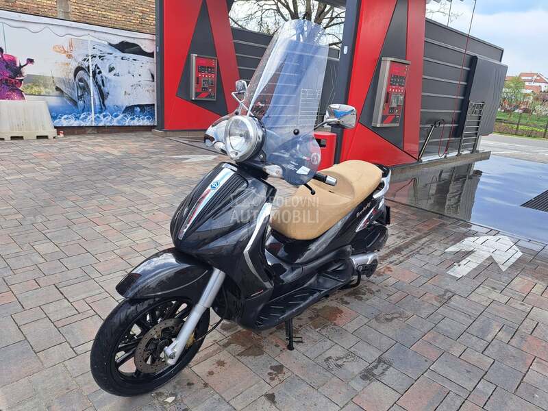Piaggio Beverly 400 tourer