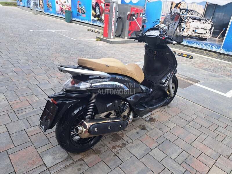 Piaggio Beverly 400 tourer